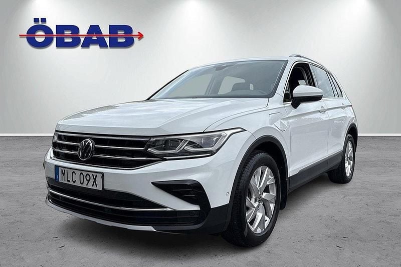 Vit Begagnad 2022 VW Tiguan Elegance SUV | 329 800 kr (Marknadspris) - Bild 1/4