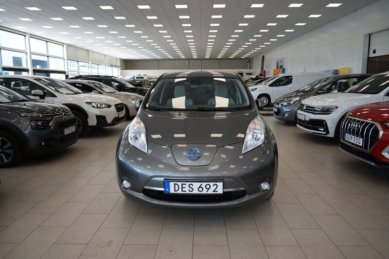 Grå Begagnad 2017 Nissan Leaf Halvkombi | 89 900 kr (Marknadspris) - Bild 1/4