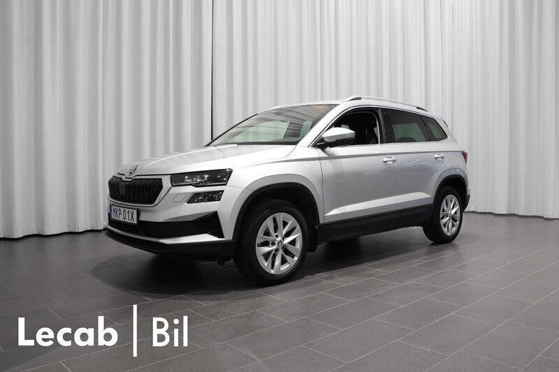 Silver (brilliant silver metallic) Begagnad 2023 Skoda Karoq SUV | 304 500 kr (Marknadspris) - Bild 1/4