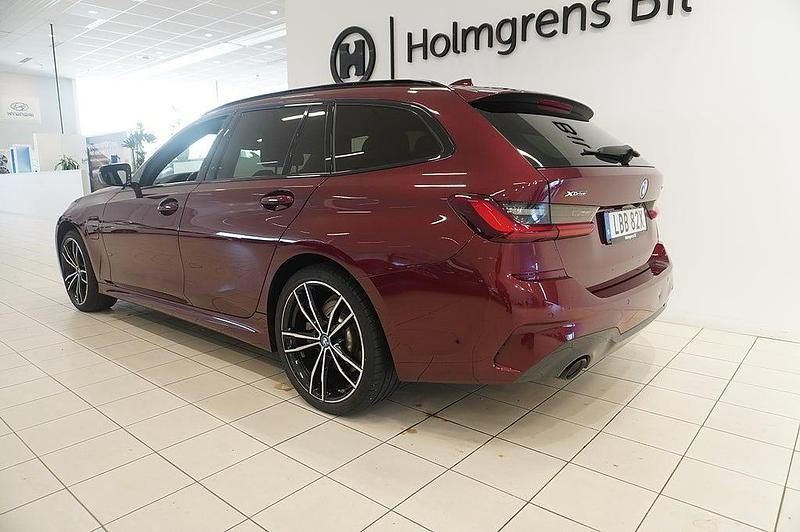 Begagnad BMW 330e M Sport 184 HK (135 kW) 2021 Röd Kombi