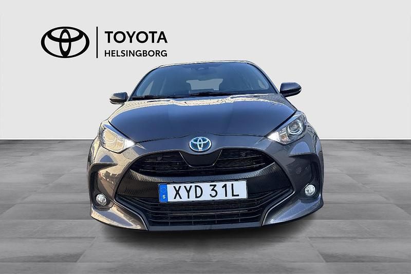 Begagnad Toyota Yaris Hybrid Active 117 HK (86 kW) 2023 Grå Halvkombi