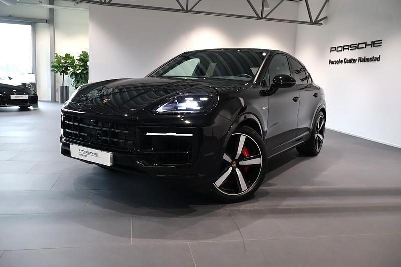 Svart (black) Begagnad 2024 Porsche Cayenne S E-Hybrid SUV | 1 395 000 kr (Dyr) - Bild 1/4