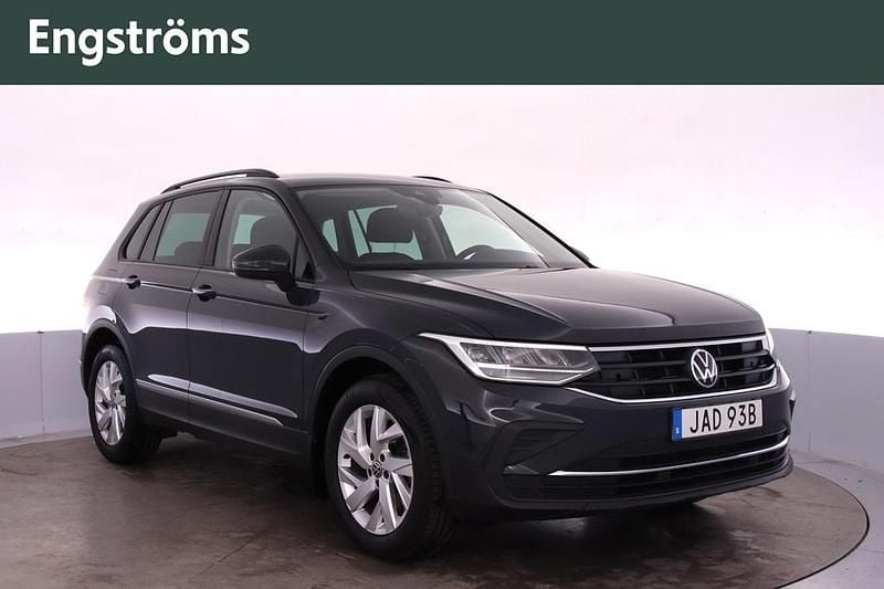 Grå Begagnad 2022 VW Tiguan SUV | 309 000 kr (Marknadspris) - Bild 1/4