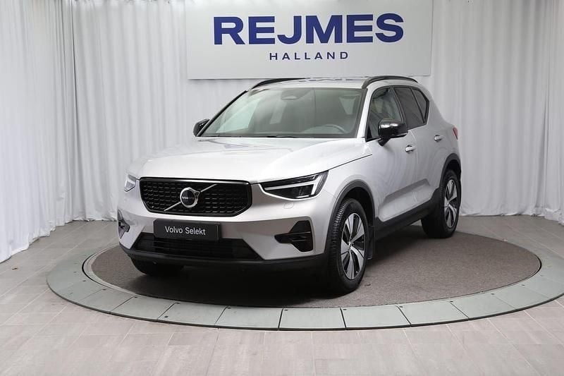 Silver Begagnad 2024 Volvo XC40 Plus SUV | 419 500 kr (Dyr) - Bild 1/4