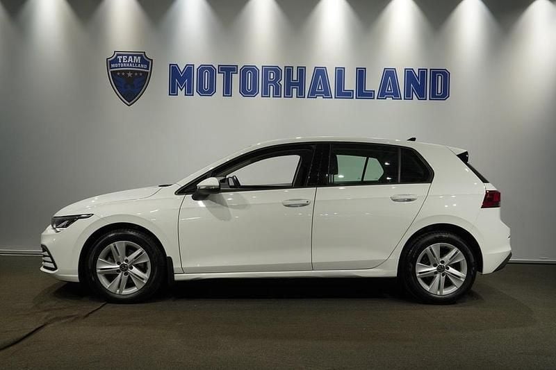 Vit Begagnad 2023 VW Golf VIII Halvkombi | 219 900 kr (Marknadspris) - Bild 1/4
