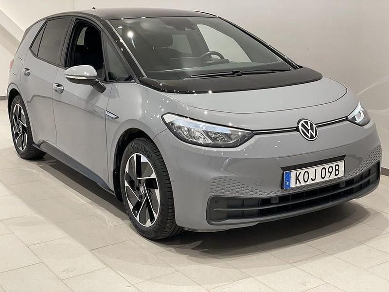Grå (moonstone grey black) Begagnad 2023 VW ID.3 Pro Performance Halvkombi | 264 900 kr (Marknadspris) - Bild 1/3