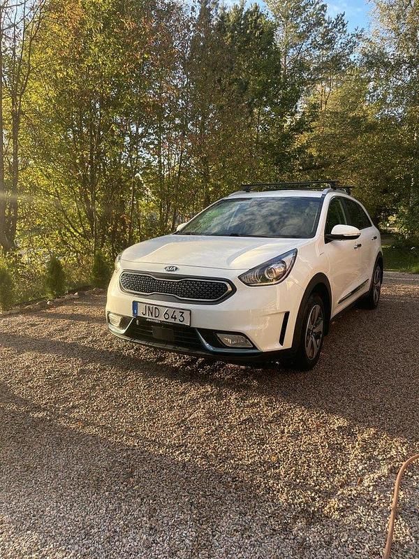 Vit Begagnad 2018 Kia Niro Advance SUV | 118 500 kr (Marknadspris) - Bild 1/4