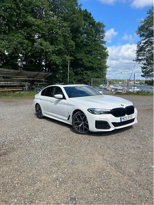 Vit Begagnad 2021 BMW 520 M Sport Sedan | 440 000 kr (Marknadspris) - Bild 1/4