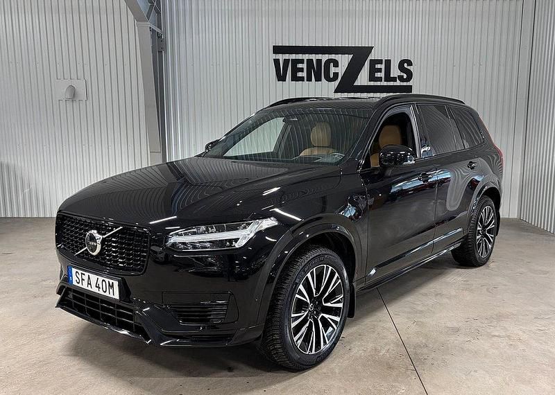 Svart Begagnad 2022 Volvo XC90 R-Design SUV | 629 000 kr (Marknadspris) - Bild 1/4