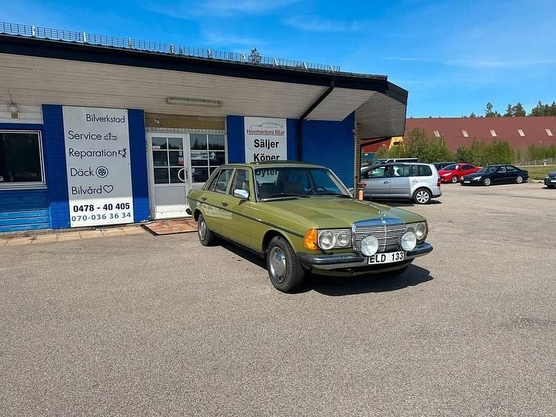 Grön Begagnad 1982 Mercedes A200 Sedan | 74 900 kr - Bild 1/4