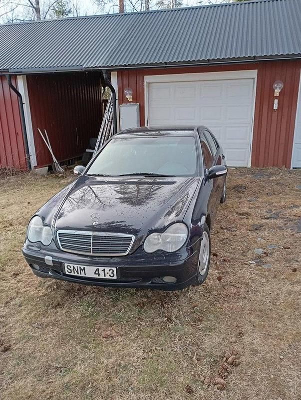 Blå Begagnad 2002 Mercedes C180 Sedan | 15 000 kr (Marknadspris) - Bild 1/4