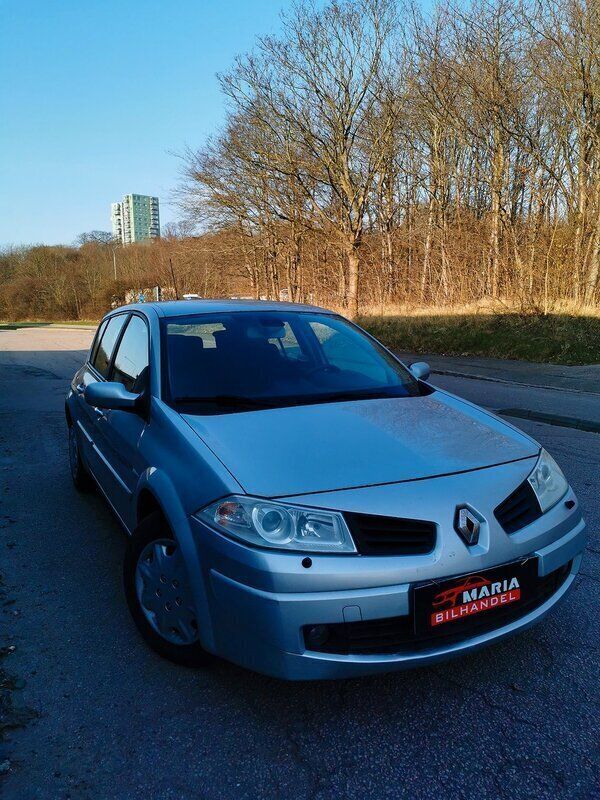 Silver Begagnad 2008 Renault Mégane III Halvkombi | 22 000 kr (Bra pris) - Bild 1/4