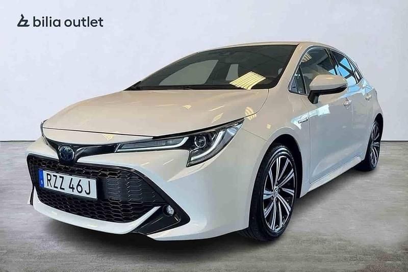 Vit Begagnad 2021 Toyota Corolla Hybrid Halvkombi | 229 900 kr - Bild 1/1