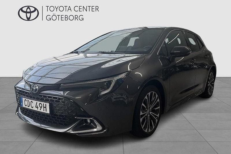Mörkgrå Begagnad 2024 Toyota Corolla Hybrid Style Halvkombi | 279 900 kr (Marknadspris) - Bild 1/4