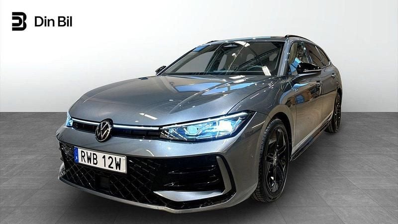 Mörkgrå Begagnad 2025 VW Passat R-line Kombi | 479 900 kr - Bild 1/4