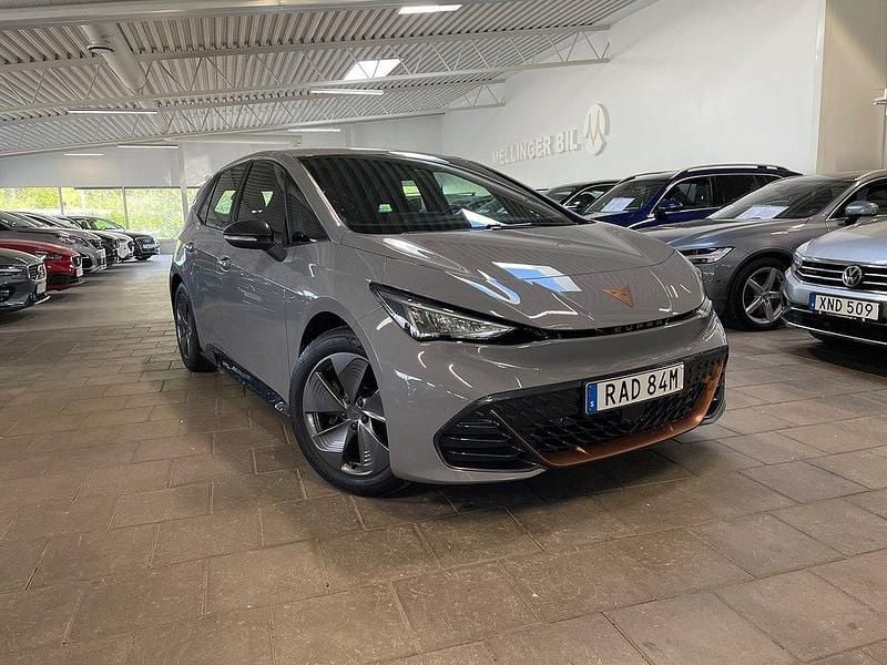Ljusgrå (vapor gray) Begagnad 2023 Cupra Born Halvkombi | 258 000 kr (Marknadspris) - Bild 1/4
