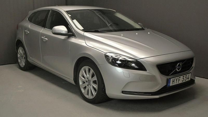 Silver Begagnad 2016 Volvo V40 Momentum Kombi | 139 900 kr (Marknadspris) - Bild 1/4