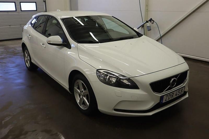 Begagnad Volvo V40 120 HK (88 kW) 2017 Vit Halvkombi
