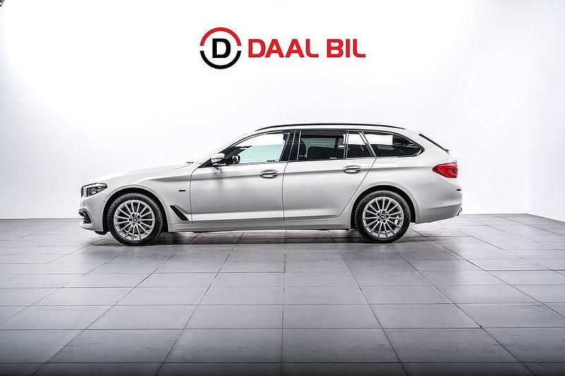 Vit Begagnad 2017 BMW 520 Sport Line Kombi | 194 700 kr (Lite dyr) - Bild 1/4