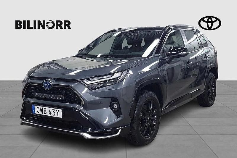 Grå Begagnad 2024 Toyota RAV4 Hybrid Premium SUV | 559 900 kr (Lite dyr) - Bild 1/4