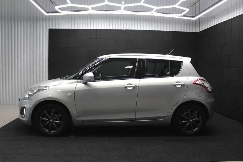 Begagnad Suzuki Swift 94 HK (69 kW) 2016 Silver Halvkombi