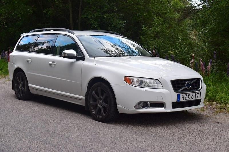 Vit Begagnad 2009 Volvo V70 Momentum Kombi | 64 900 kr (Dyr) - Bild 1/4