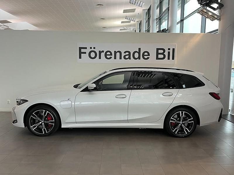 Begagnad BMW 330e M Sport 184 HK (135 kW) 2025 Vit Kombi