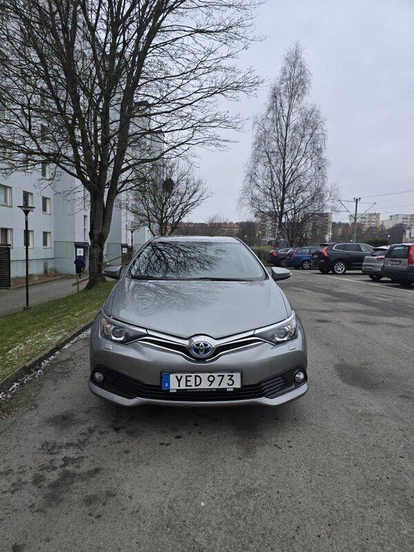 Grå Begagnad 2016 Toyota Auris Hybrid Halvkombi | 154 900 kr (Marknadspris) - Bild 1/4