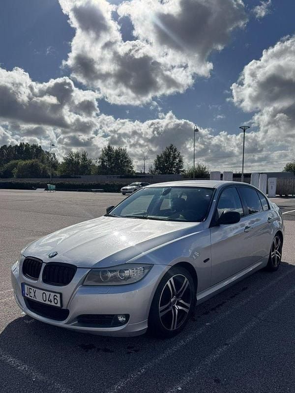 Grå Begagnad 2009 BMW 325 Comfort Edition Sedan | 78 500 kr (Bra pris) - Bild 1/3