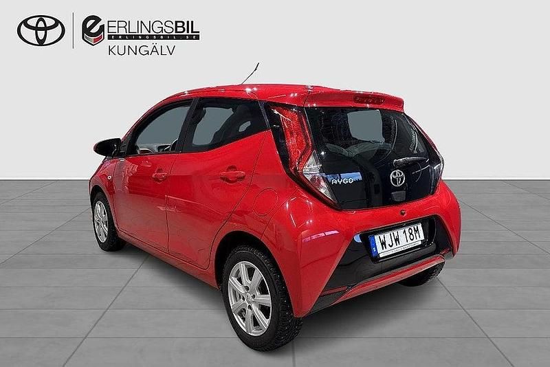 Begagnad Toyota Aygo X-play 72 HK (52 kW) 2018 Röd Halvkombi
