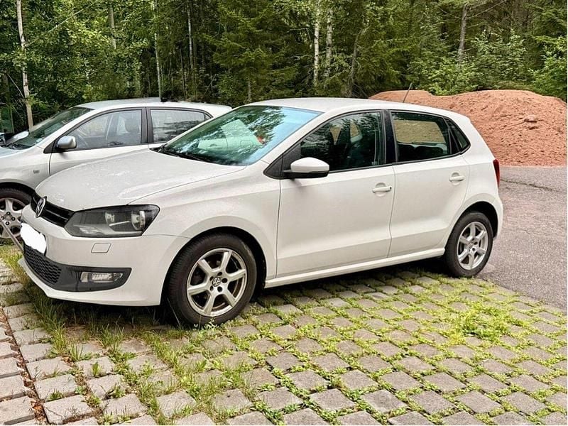 Vit Begagnad 2012 VW Polo Halvkombi | 55 000 kr (Marknadspris) - Bild 1/4
