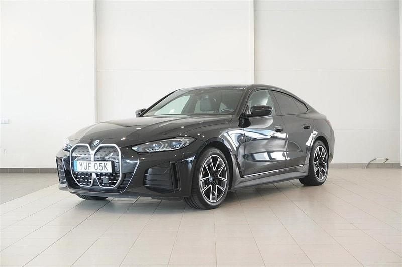 Svart Begagnad 2023 BMW i4 Shadowline Sedan | 599 800 kr - Bild 1/4