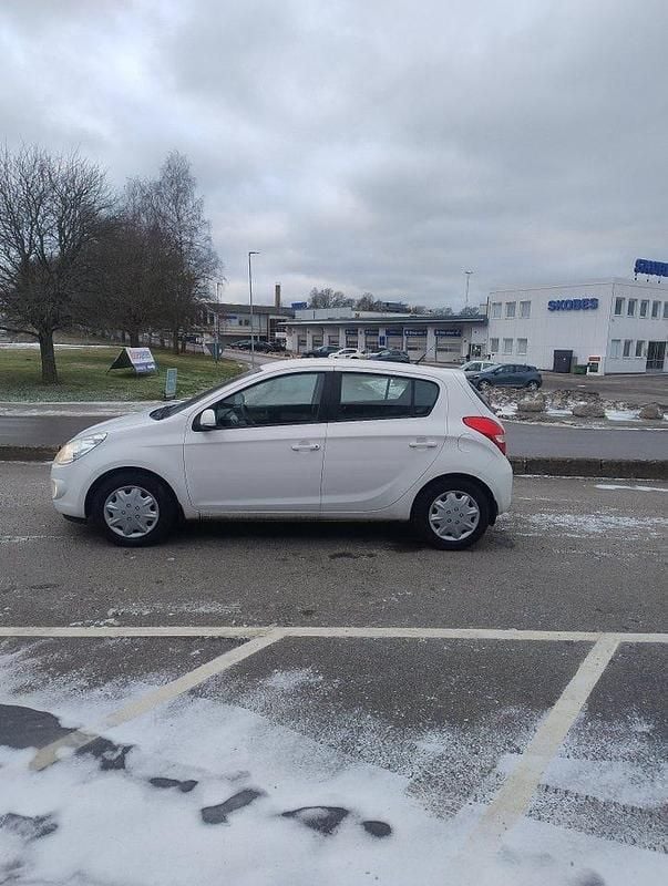 Begagnad Hyundai i20 Premium 78 HK (57 kW) 2012 Vit Halvkombi
