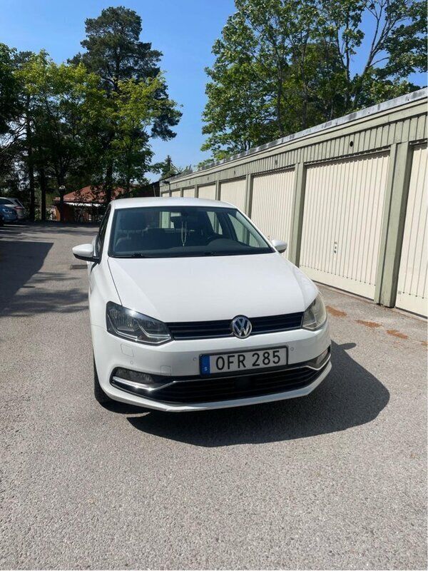 Vit Begagnad 2017 VW Polo Halvkombi | 96 000 kr (Marknadspris) - Bild 1/4