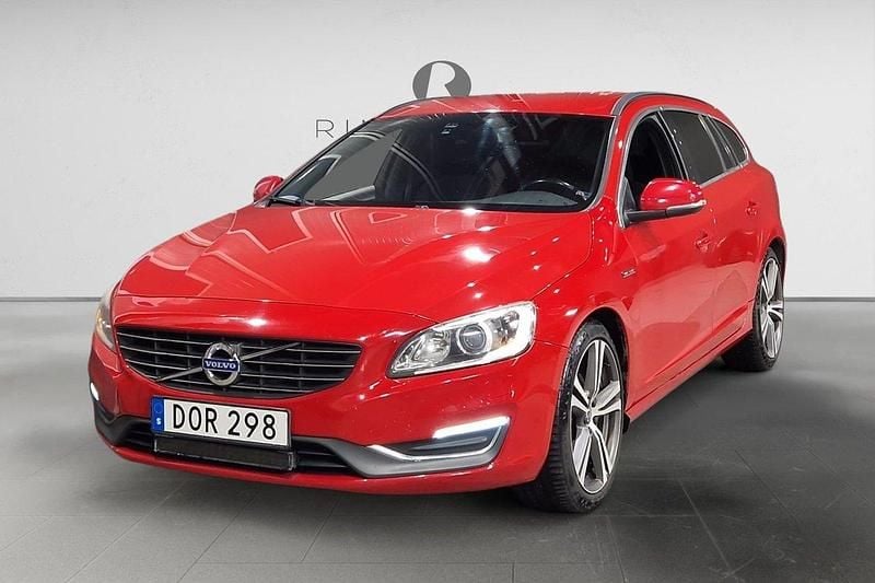 Röd Begagnad 2014 Volvo V60 Momentum Kombi | 104 900 kr (Marknadspris) - Bild 1/3