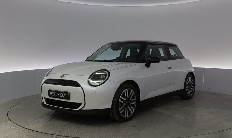 Vit Begagnad 2024 Mini Cooper Halvkombi | 329 900 kr - Bild 1/4
