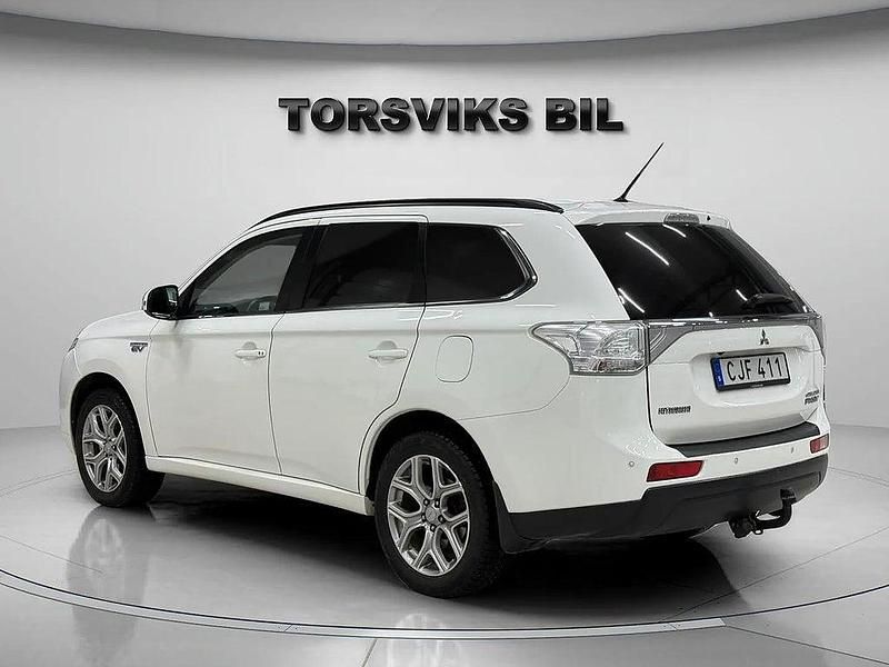 Begagnad Mitsubishi Outlander P-HEV 121 HK (88 kW) 2014 Vit SUV