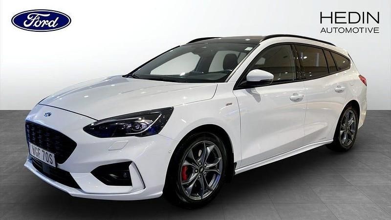 Vit Begagnad 2021 Ford Focus ST-Line Kombi | 209 000 kr (Marknadspris) - Bild 1/4
