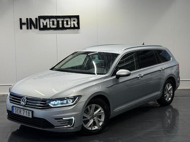 Silver Begagnad 2016 VW Passat GTE Kombi | 144 900 kr (Marknadspris) - Bild 1/4