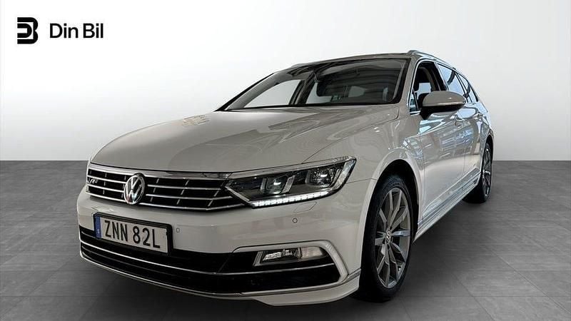 Vit Begagnad 2019 VW Passat R-line Kombi | 239 900 kr (Marknadspris) - Bild 1/4