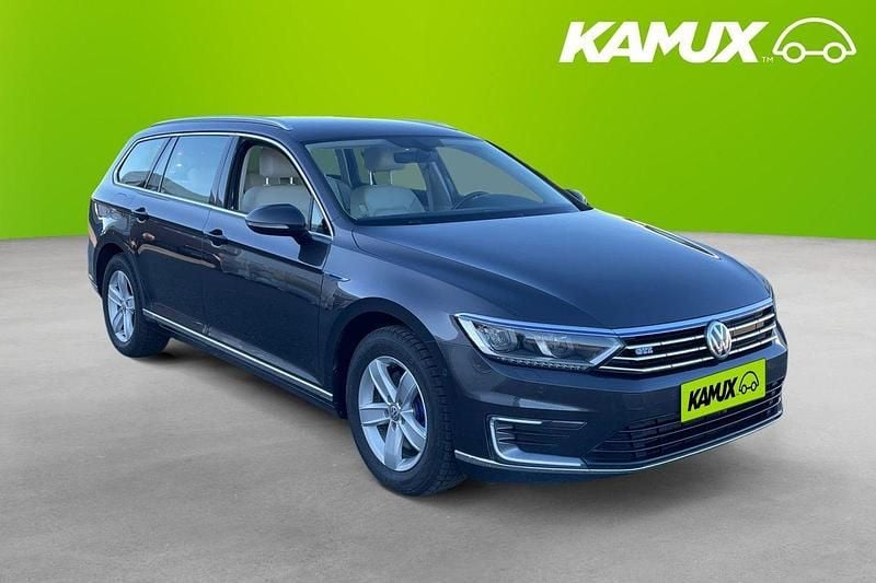 Grå Begagnad 2017 VW Passat GTE Kombi | 149 800 kr (Superpris) - Bild 1/4