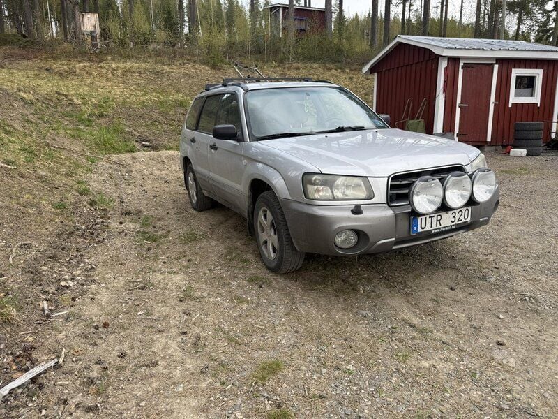 Silver Begagnad 2004 Subaru Forester SUV | 20 000 kr (Marknadspris) - Bild 1/1