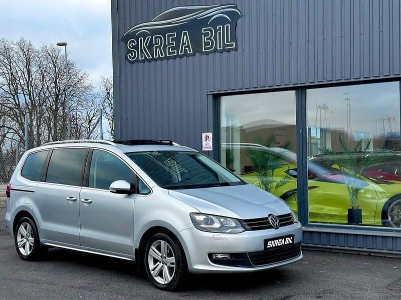 Silver Begagnad 2017 VW Sharan Minibuss | 159 900 kr (Marknadspris) - Bild 1/4