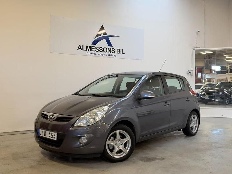 Begagnad Hyundai i20 Premium 78 HK (57 kW) 2011 Grå Halvkombi