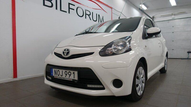 Vit Begagnad 2014 Toyota Aygo Halvkombi | 49 900 kr (Marknadspris) - Bild 1/4