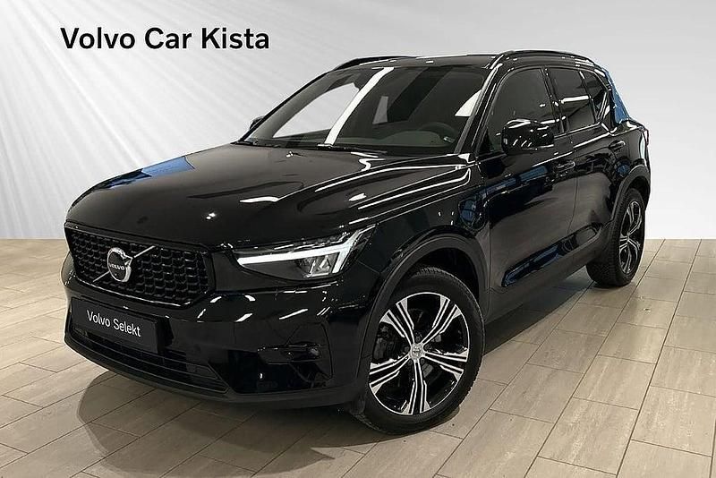 Svart Begagnad 2022 Volvo XC40 Plus SUV | 414 900 kr (Lite dyr) - Bild 1/3