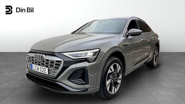 Chronosgrå metallic Begagnad 2023 Audi Q8 Sportback e-tron S-Line SUV | 579 000 kr - Bild 1/4