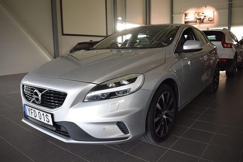 Silver Begagnad 2019 Volvo V40 R-Design Kombi | 219 000 kr (Marknadspris) - Bild 1/4