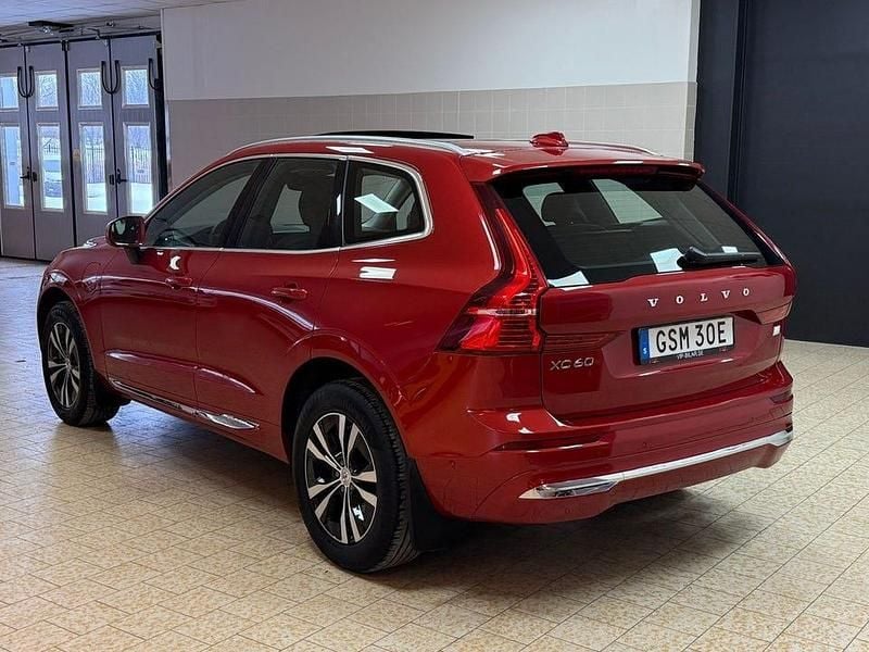 Begagnad Volvo XC60 Core 350 HK (257 kW) 2024 Röd SUV