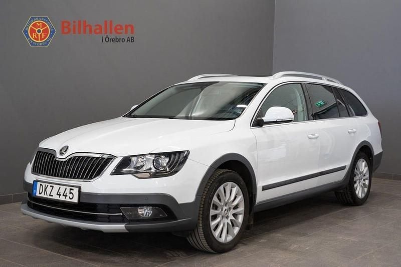 Vit Begagnad 2015 Skoda Superb Kombi | 129 900 kr (Marknadspris) - Bild 1/4